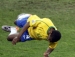 Juan mergulha e tira a bola da área do Brasil